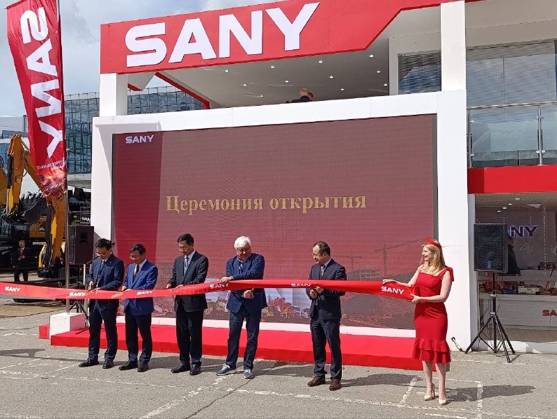 Стенд SANY на выставке спецтехники с большим LED-экраном